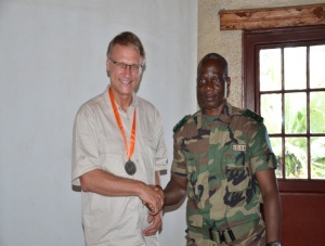 un poignée de mains entre le chef de site par intérim et  son excellence Ambassadeur de Allemagne  en RDC