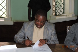 Le  Pasteur Dr. Cosma WILUNGULA signe le protocole d'accord entre ICCN et CRSN
